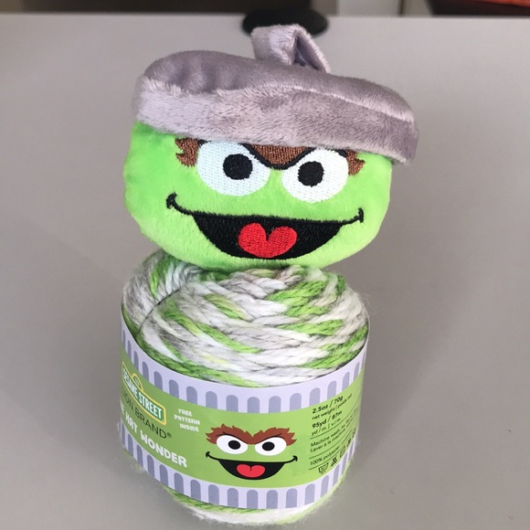 Sesame Street Oscar One Hat Wonder yarn - Picture 2 of 5